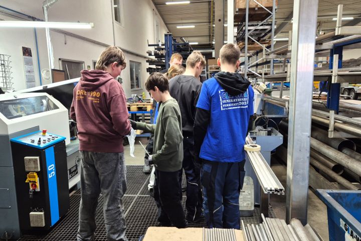 Schülergruppe an der Säge
