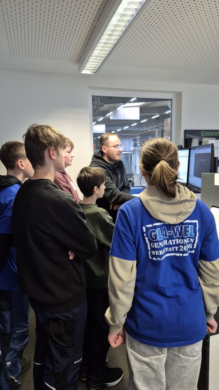 Schüler u. Mitarbeiter am Arbeitsplatz