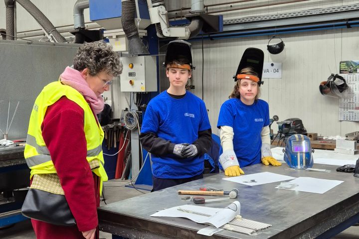 Schulleiterin mit Schülern