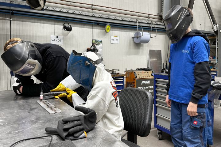 Schweißübungen Schüler und Ausbilder