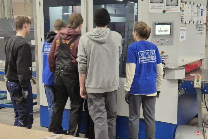 Schüler an Schleifmaschine