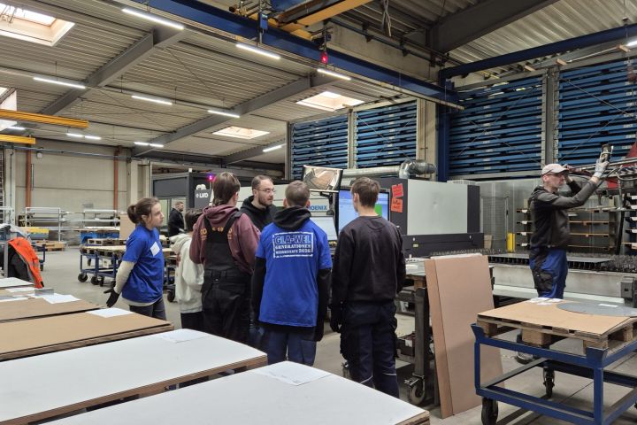 Schüler und Mitarbeiter beim Laserschneiden