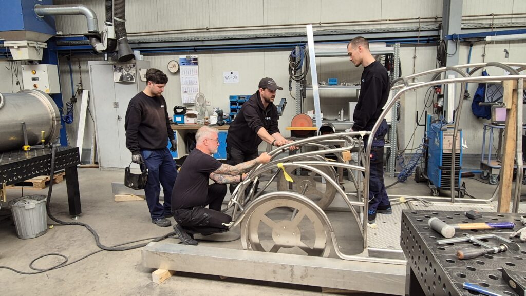 Kletter-Auto und Team