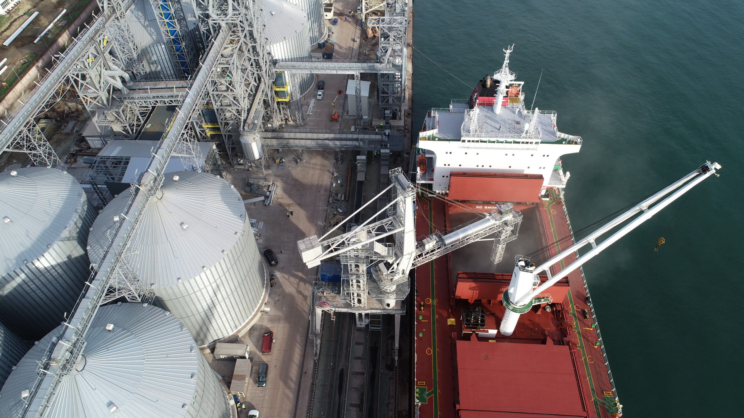 Schiffsbelader aus Vogelperspektive