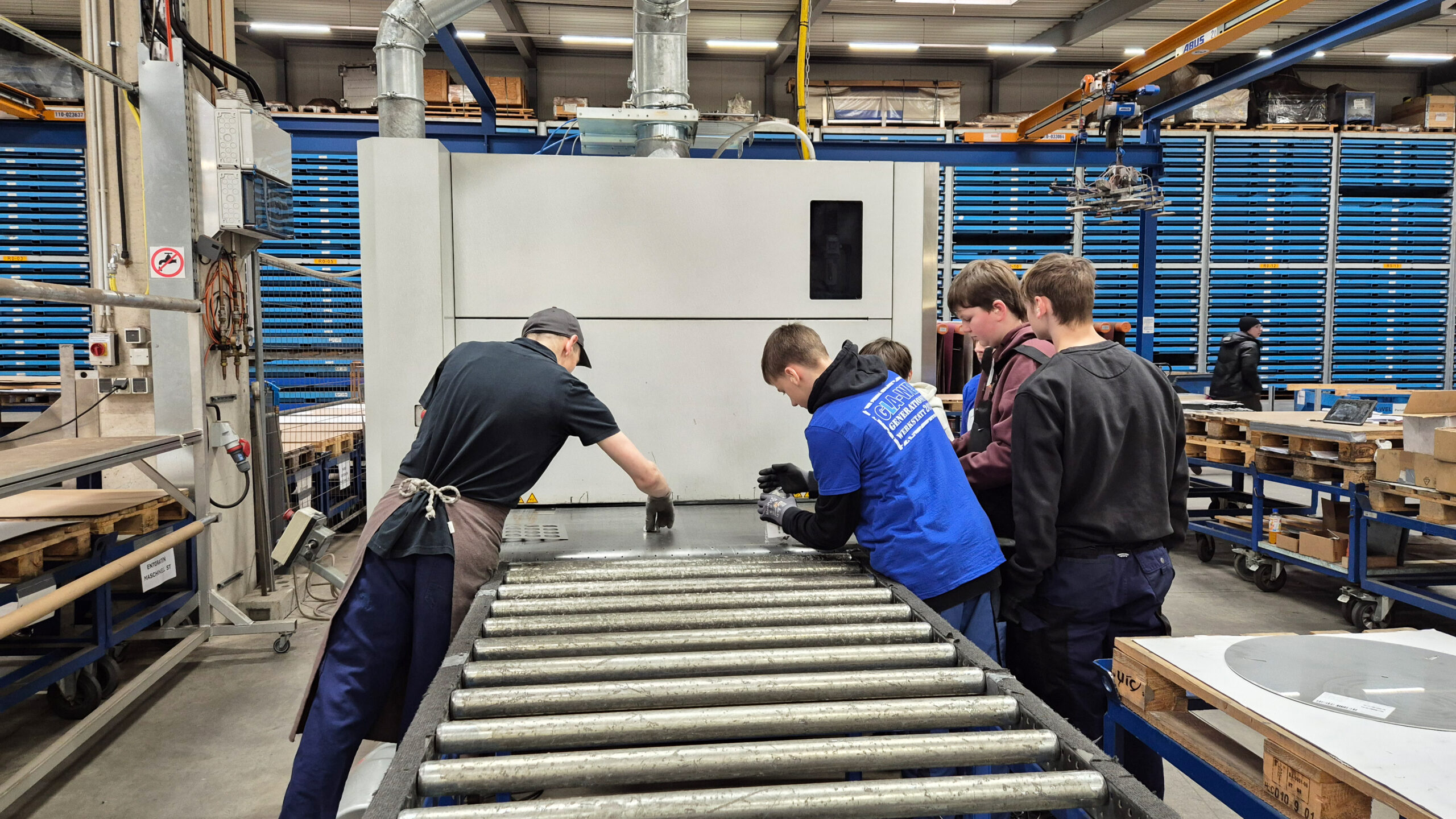 GenerationenWerksatt, Schüler an Weber Schleifmaschine