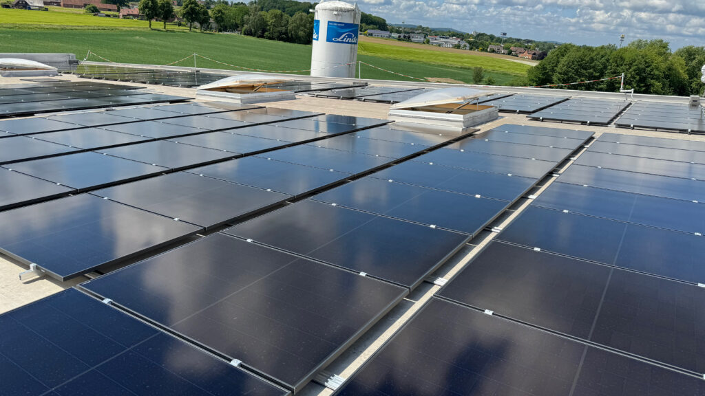 Solarstrom-Anlage, hier bereits installierte Kolelktoren