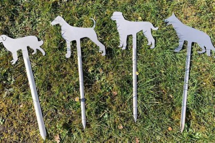 Fährtenschilder mit Hundekontur