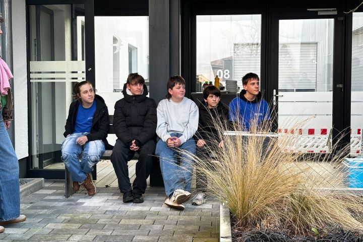 Schüler auf einer Bank