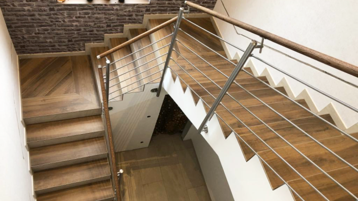 Edelstahl-Treppengeländer mit Holzhandlauf (3)