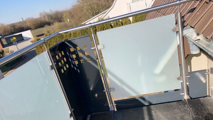 Balkongeländer mit Glasfüllung - Detail