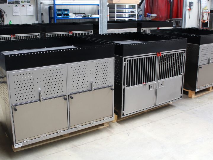 Professioneller Diensthundetransport in Transportboxen von GLA-WEL