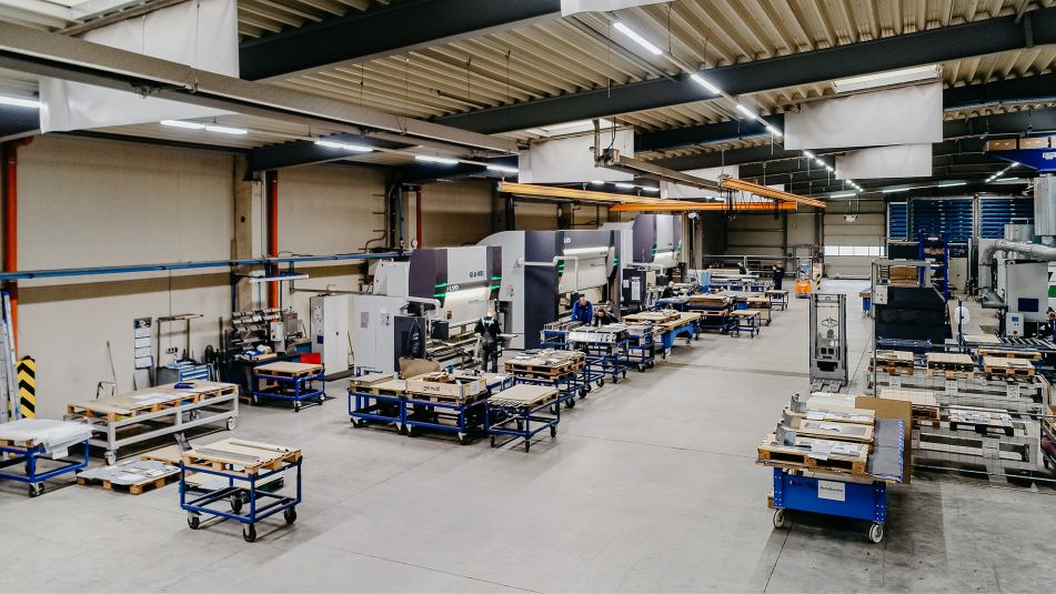 Laserhalle mit Gesenkbiegepressen