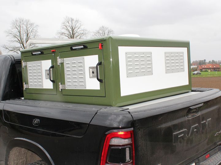 Mit der Meute in der Pick-Up Hundebox ab ins Revier!