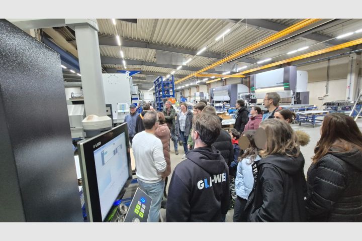 Gruppe in der Laserschneidhalle