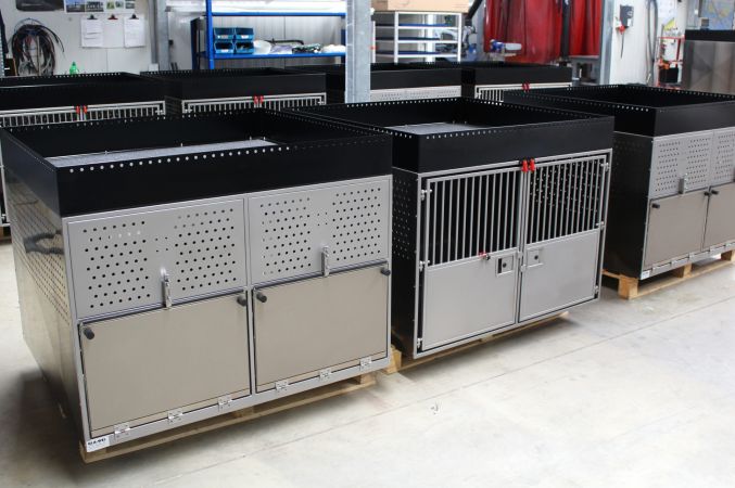 Professioneller Diensthundetransport in Transportboxen von GLA-WEL