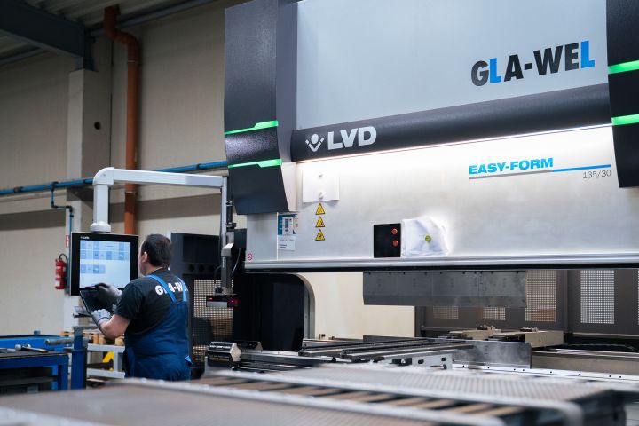 LVD Easy-Form bei GLA-WEL wird von Mitarbeiter am Bildschirm bedient.