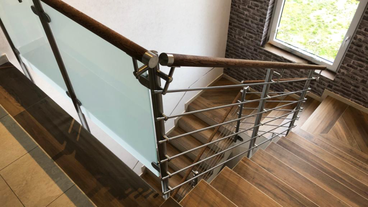 Edelstahl-Treppengeländer mit Holzhandlauf (2)
