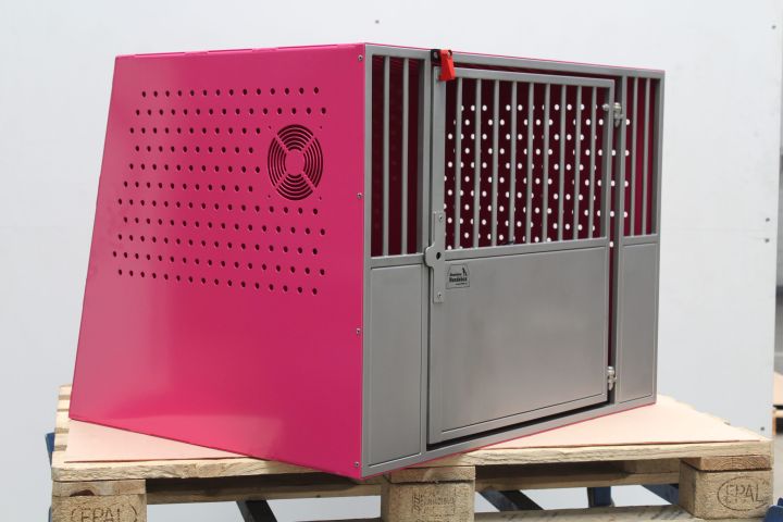 Hundetransportbox auf Maß in Magenta