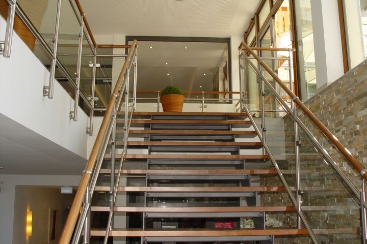 GLA-WEL | Edelstahlsonderbau Treppe und Geländer