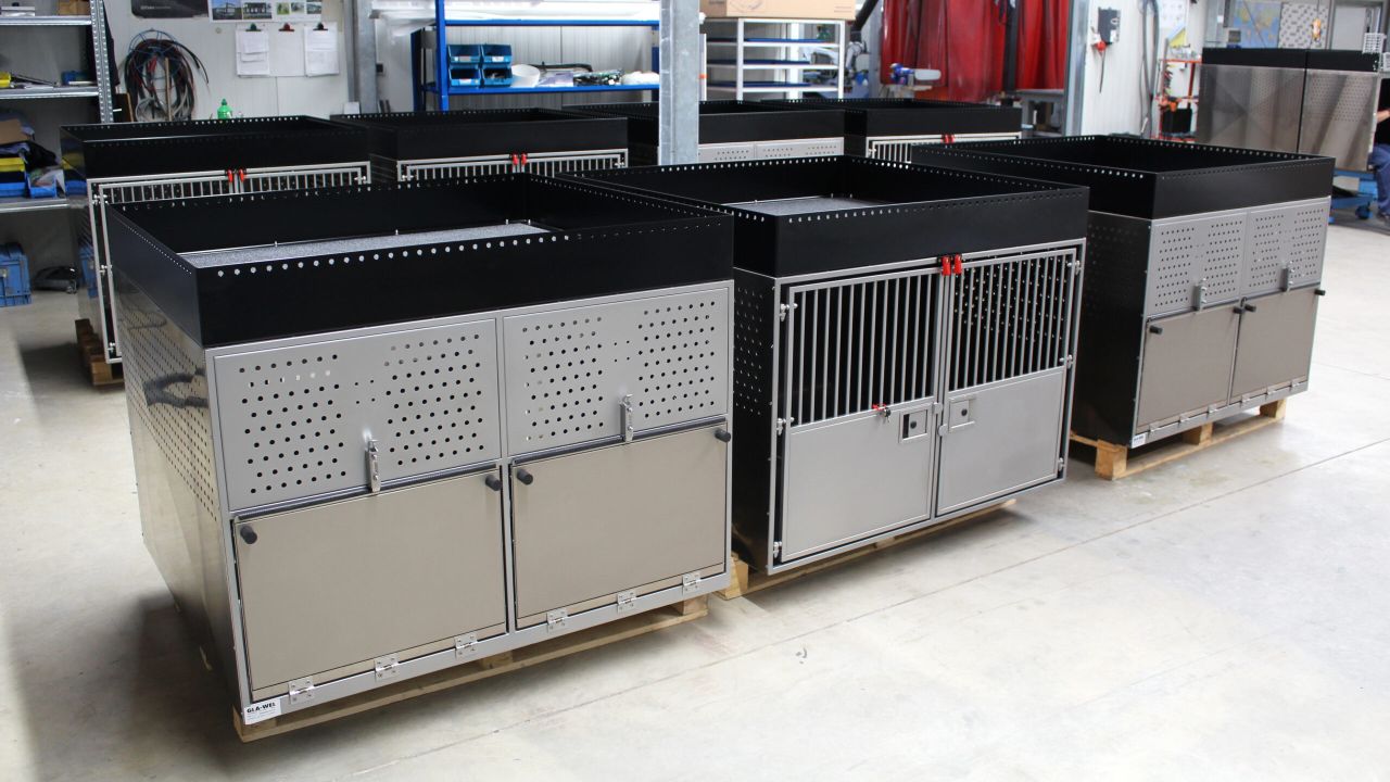 Professioneller Diensthundetransport Hundeboxen