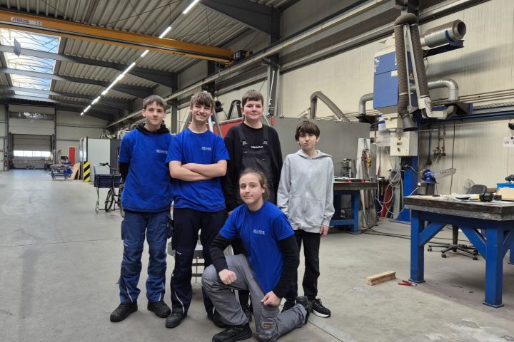 Schülergruppe vor dem Grill, der verdeckt wird