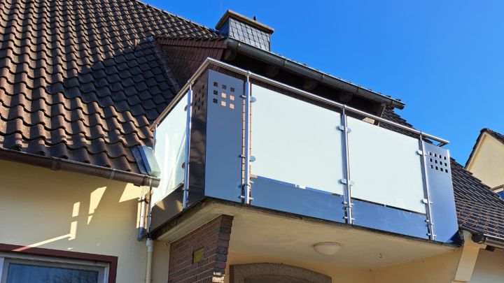 Balkongeländer mit Glasfüllung