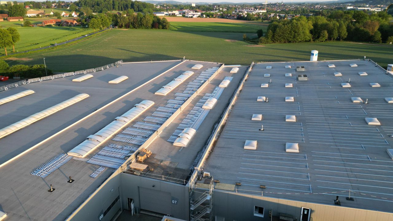 Solarstrom für die Produktion - Baustelle am 13 Mai 2024