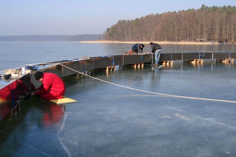 Montage von Aluminium-Schwimmerpontons
