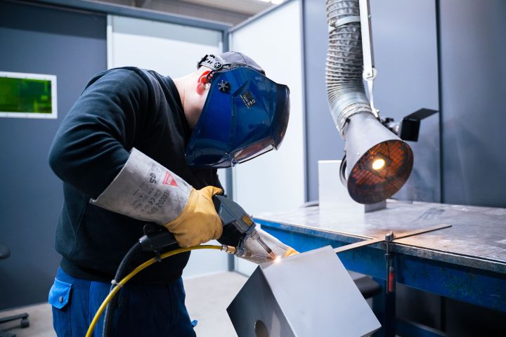 Mitarbeiter beim Punktschweissen GLA-WEL