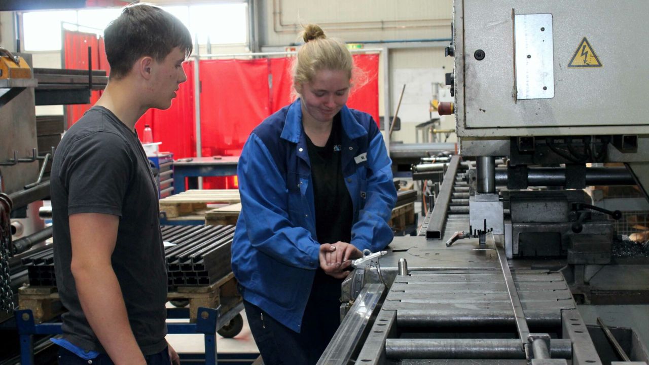 Azubis bauen Stahlgeländer