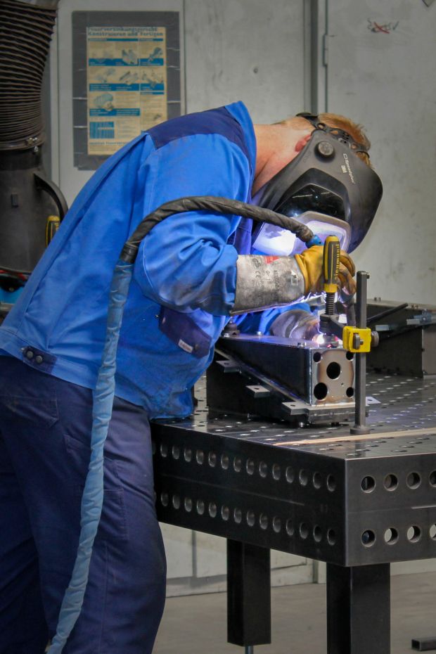 GLA-WEL |  Fügen und Schweißen von LKW-Stahlrahmen